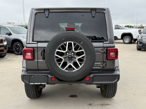Used 2025 Jeep Wrangler Unlimited Sahara AWD/4WD image 6