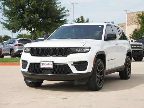 Used 2024 Jeep Grand Cherokee Altitude AWD/4WD image 3