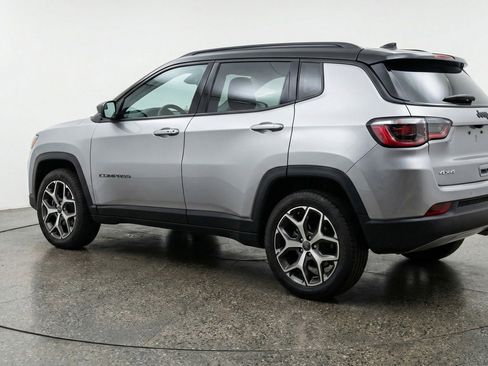 Used 2025 Jeep Compass Limited image 5