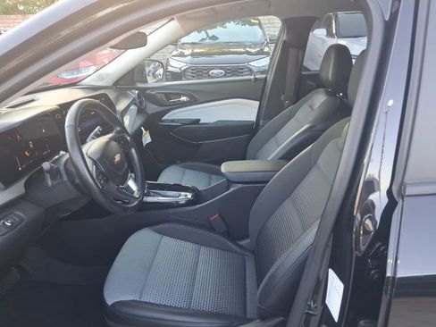 Used 2025 Chevrolet Trax LT w/ LT Convenience Package FWD image 4