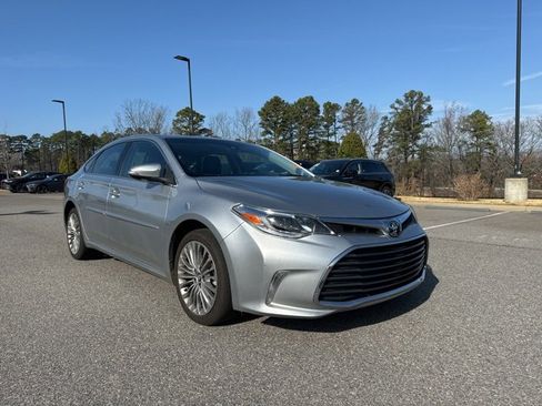 Used 2017 Toyota Avalon Limited image 2