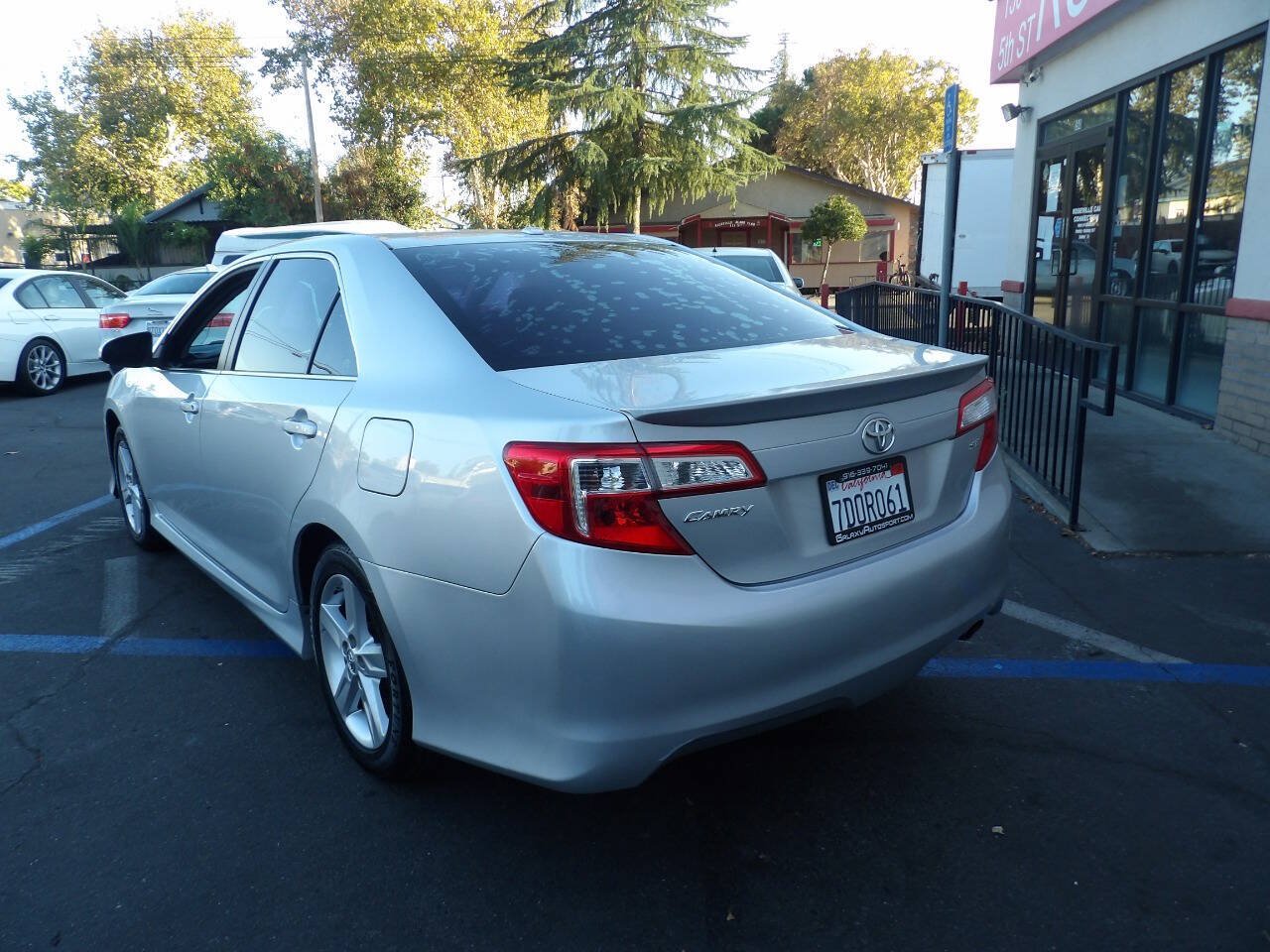 Used 2012 Toyota Camry SE w/ Preferred Accessory Pkg FWD image 4
