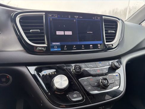 Used 2026 Chrysler Pacifica Select image 9