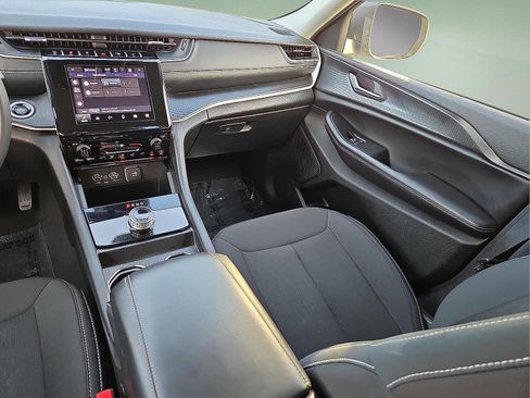 Used 2024 Jeep Grand Cherokee Laredo image 12