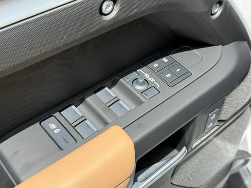 New 2026 Land Rover Defender 110 X-Dynamic SE AWD/4WD image 13