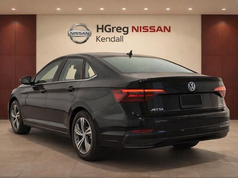 Used 2024 Volkswagen Jetta SE FWD image 2