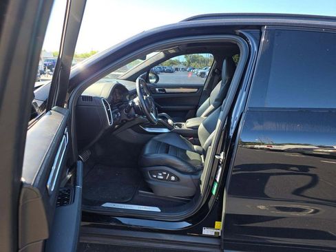 Used 2021 Porsche Cayenne Turbo image 5