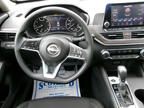 Used 2025 Nissan Altima 2.5 SV image 11