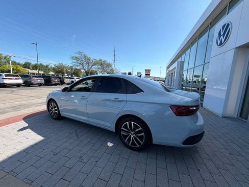 Used 2025 Volkswagen Jetta SE FWD image 12