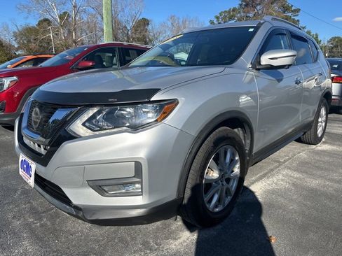 Used 2018 Nissan Rogue SV w/ Premium Package image 3