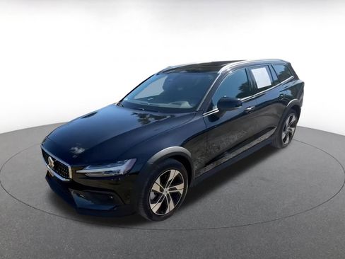 Used 2025 Volvo V60 B5 Cross Country Plus image 8