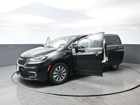 Used 2024 Chrysler Pacifica Select image 57