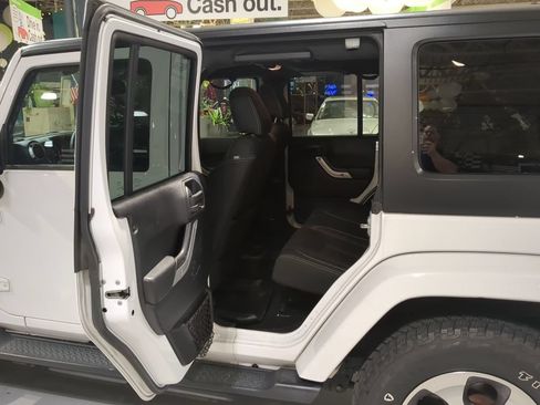 Used 2016 Jeep Wrangler Unlimited Sahara w/ Dual Top Group AWD/4WD image 13