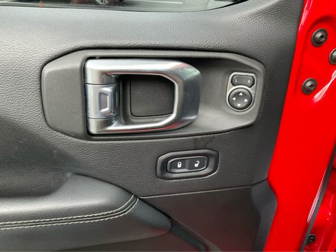 Used 2022 Jeep Wrangler Unlimited Sahara w/ LED Lighting Group AWD/4WD image 15