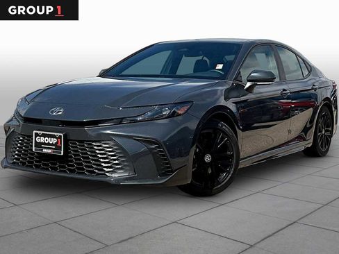 Used 2025 Toyota Camry SE image 1