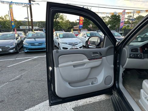 Used 2010 Chevrolet Avalanche LT w/ Luxury Package image 10