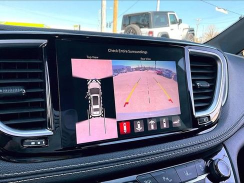 Used 2021 Chrysler Pacifica Limited w/ Uconnect Theater Family Group image 13