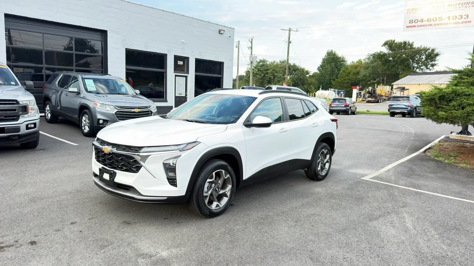 Used 2025 Chevrolet Trax LT FWD image 3