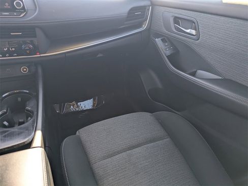 Used 2023 Nissan Rogue SV image 17