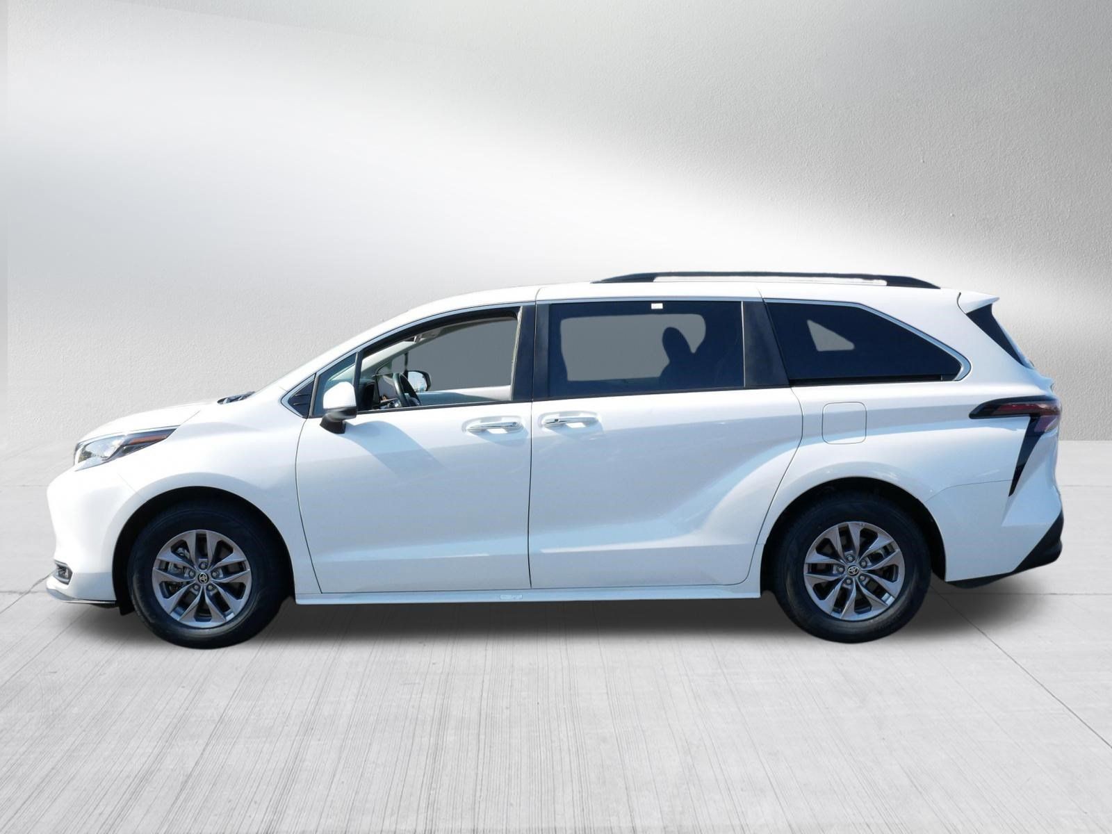 Certified 2025 Toyota Sienna XLE FWD image 4