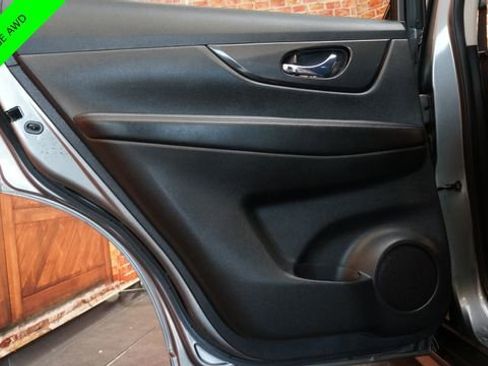 Used 2017 Nissan Rogue SV w/ SV Premium Package image 41