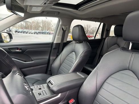 Used 2024 Toyota Highlander XLE image 12