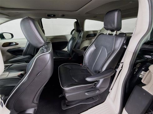 Used 2023 Chrysler Pacifica Limited FWD image 23