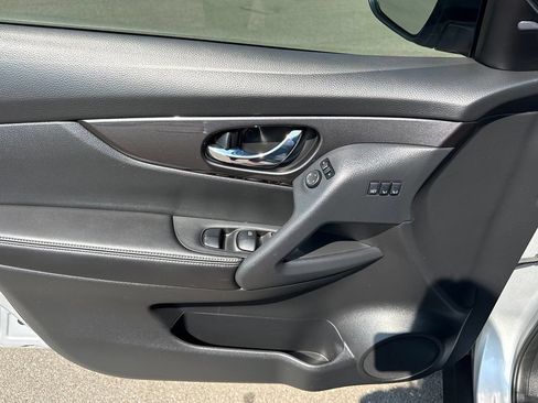 Used 2019 Nissan Rogue SV w/ Premium Package FWD image 28