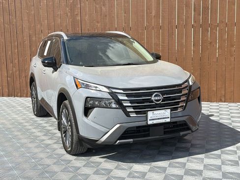 Used 2025 Nissan Rogue SL w/ Tech Package image 12