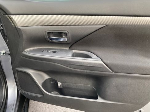 Used 2017 Mitsubishi Outlander ES image 53