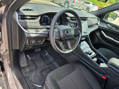 Used 2025 Jeep Grand Cherokee Laredo X AWD/4WD image 24