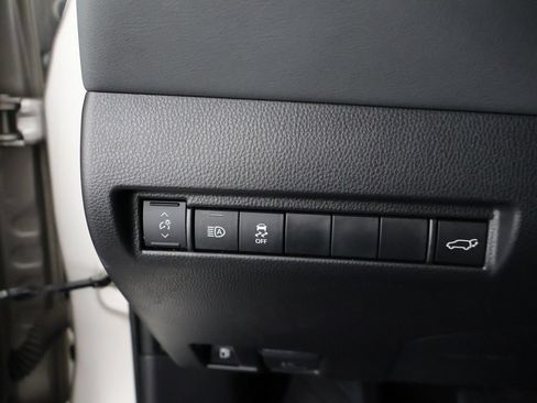 Used 2022 Toyota Venza XLE AWD/4WD image 39