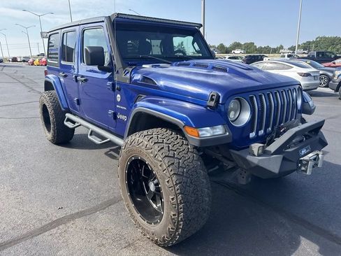 Used 2019 Jeep Wrangler Unlimited Sahara w/ Uconnect 4C Nav & Sound Group AWD/4WD image 5