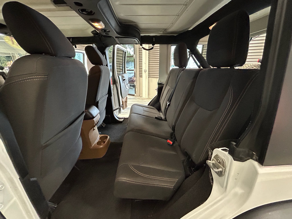 Used 2017 Jeep Wrangler Unlimited Rubicon w/ Connectivity Group AWD/4WD image 47