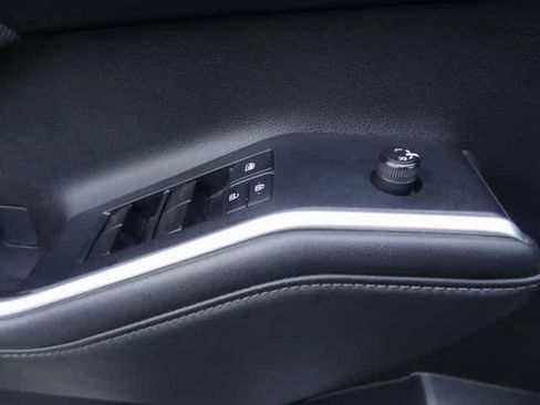 Used 2023 Toyota Highlander LE image 16