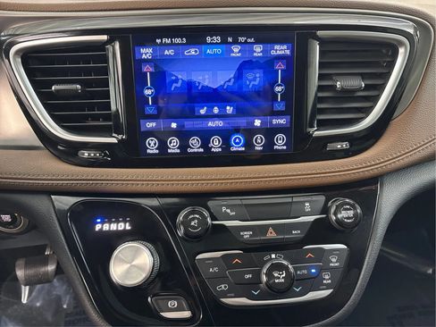 Used 2017 Chrysler Pacifica Limited FWD image 37