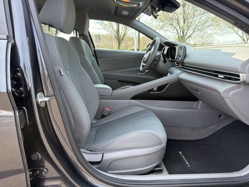 Used 2023 Hyundai Elantra SEL image 31