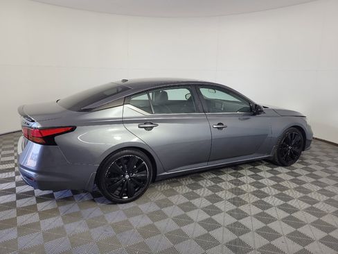 Used 2022 Nissan Altima 2.5 SR w/ Midnight Edition Package FWD image 10