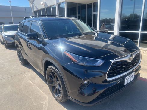 Used 2023 Toyota Highlander LE FWD image 5