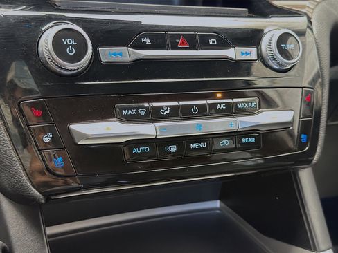 Used 2022 Ford Explorer Limited w/ Equipment Group 301A RWD image 10