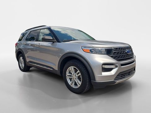 Used 2020 Ford Explorer XLT w/ Equipment Group 202A AWD/4WD image 8