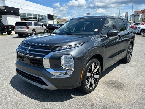 Used 2025 Mitsubishi Outlander SE FWD image 3
