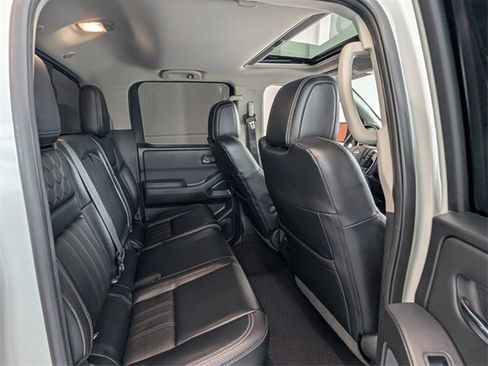 Used 2022 Nissan Frontier SV w/ SV Premium Package image 13