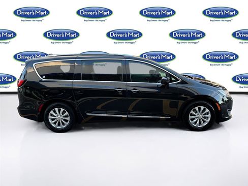 Used 2018 Chrysler Pacifica Touring-L image 8