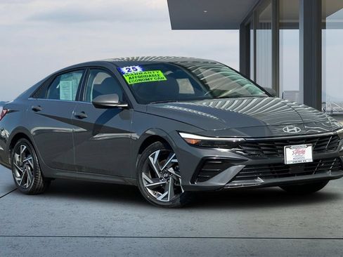Used 2025 Hyundai Elantra SEL FWD image 2