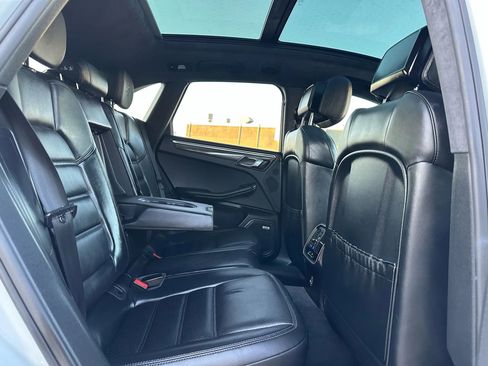 Used 2017 Porsche Macan Turbo image 30