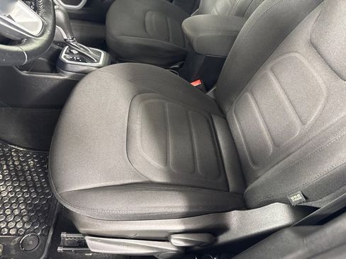 Used 2019 Jeep Renegade Latitude w/ Cold Weather Group image 13