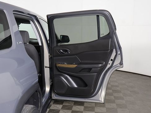 Used 2019 GMC Acadia SLE AWD/4WD image 16