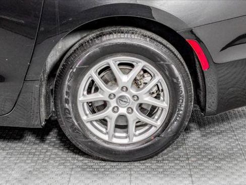 Used 2023 Chrysler Pacifica Touring-L image 35