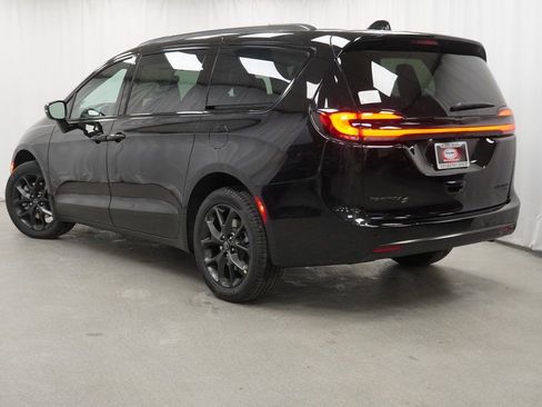 New 2026 Chrysler Pacifica Limited image 13